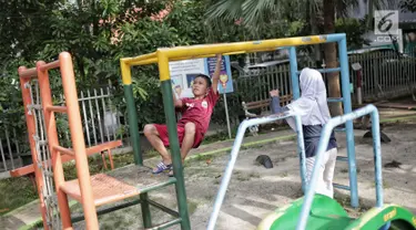 Anak-anak bermain di RPTRA Taman Kenanga, Jakarta, Selasa (28/9). Pemerintah Provinsi DKI Jakarta menargetkan pada tahun ini akan membangun 16 Ruang Publik Terpadu Ramah Anak (RPTRA). (Liputan6.com/Faizal Fanani)