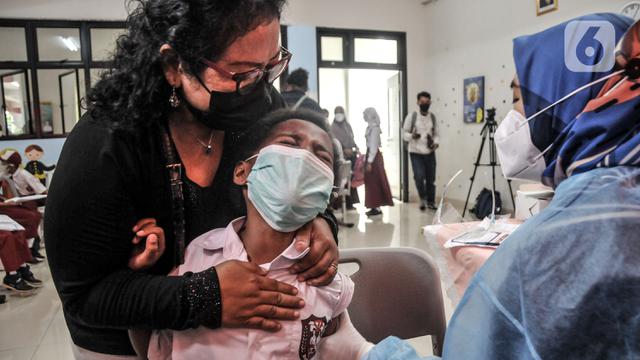 FOTO: Anies Tinjau Hari Pertama Vaksinasi Anak Usia 6-11 Tahun