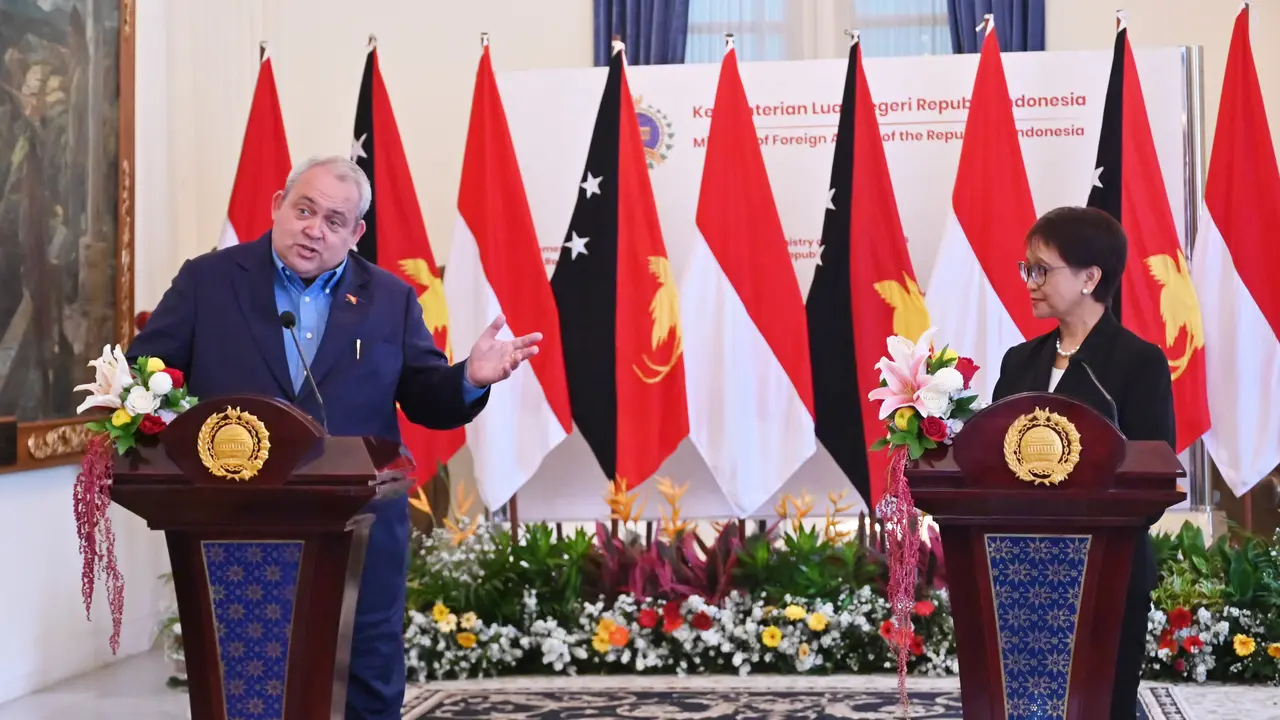 Pertemuan bilateral antara Menlu RI Retno Marsudi dengan Menlu Papua Nugini Justin W Tkatchenko pada Selasa (21/3/2023). (Dok: Kemlu RI)