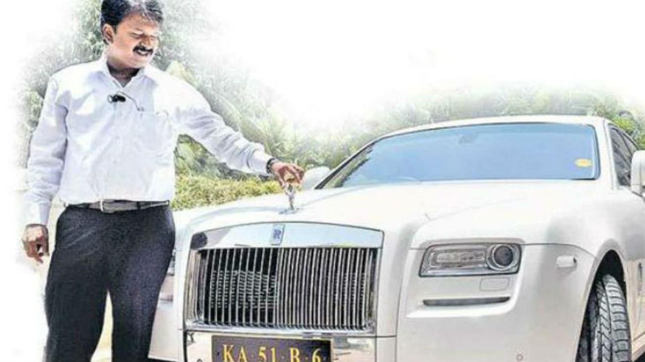 Tukang cukur memiliki banyak mobil mewah (rushlane)