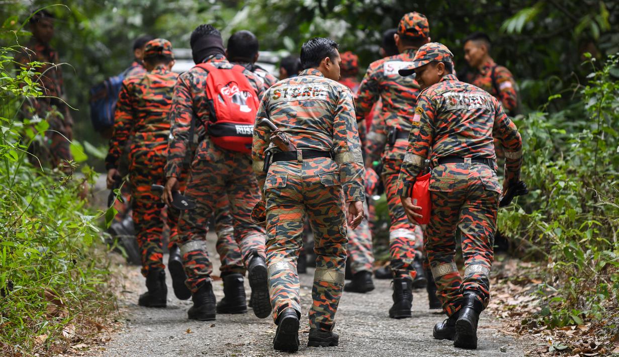 Tim penyelamat melakukan operasi pencarian gadis disabilitas asal Irlandia Nora Anne Quoirin yang hilang dari sebuah resor hutan hujan di Seremban, Malaysia, Rabu (7/8/2019). Polisi Malaysia menyebut Nora hilang karena berkeliaran sendirian. (Mohd Rasfan/AFP)