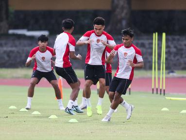 Pemain Timnas Indonesia melakukan latihan resmi jelang laga terakhir Grup B Piala AFF 2024 melawan Filipina di Stadion Sriwedari, Solo, Jawa Tengah, Jumat (20/12/2024). (Bola.com/Abdul Aziz)