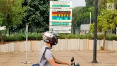 Pengendara melintas dekat alat ukur kualitas udara di kawasan Senayan, Jakarta, Selasa (9/7/2019). Kepala Dinas Lingkungan Hidup dan Kebersihan DKI Jakarta Andono Warih mengatakan bakal mengajukan anggaran penambahan alat ukur kualitas udara sebanyak delapan buah. (Liputan6.com/Immanuel Antonius)