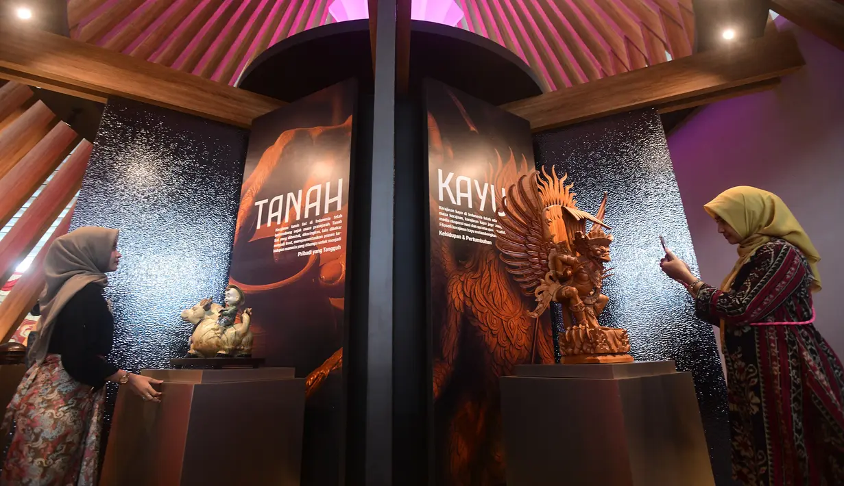 Pemasangan instalasi seni ini dalam rangka menyambut peringatan Hari Ulang Tahun ke-80 Republik Indonesia pada 17 Agustus 2025. (merdeka.com/Arie Basuki)