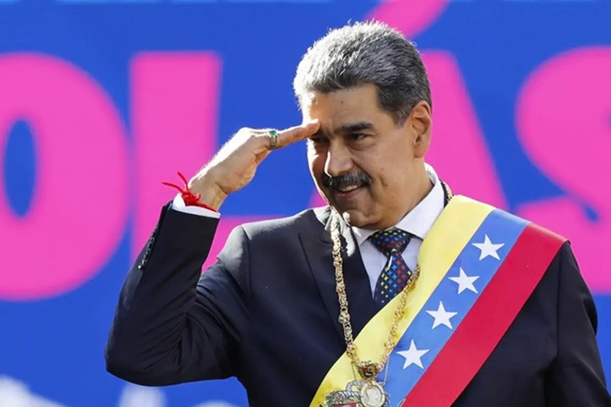 Presiden Venezuela Nicolás Maduro menyapa para pendukungnya pada hari pelantikannya untuk masa jabatan ketiga di istana kepresidenan Miraflores, Caracas, Venezuela, 10 Januari 2025.