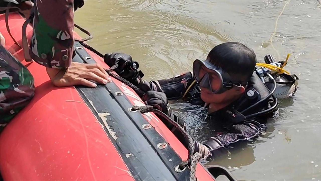 FOTO: TNI AL Evakuasi Dua Korban Tenggelam di Sungai Cisanggarung Cirebon