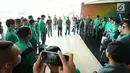 Sejumlah pemain Timnas Indonesia berdoa bersama jelang keberangkatan, Tangerang, Banten, Senin (5/6). Indonesia akan melakoni laga uji coba melawan Kamboja, 8 Juni mendatang. (Liputan6.com/Helmi Fithriansyah)