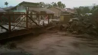 Banjir lahar dingin dari Gunung Sinabung, melanda Desa Sukatendel, Kecamatan Tiganderket, Kabupaten Karo, Sumatera Utara. (Liputan6.com/Reza Efendi)