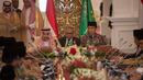 Presiden Joko Widodo (Jokowi) dan Raja Salman bin Abdulaziz al-Saud saat berdialog dengan sejumlah tokoh Islam di Istana Merdeka, Jakarta, Kamis (2/3). Raja Salman mendengarkan masukan dari sejumlah tokoh Islam. (Liputan6.com/Pool/Rosa Pangabean)