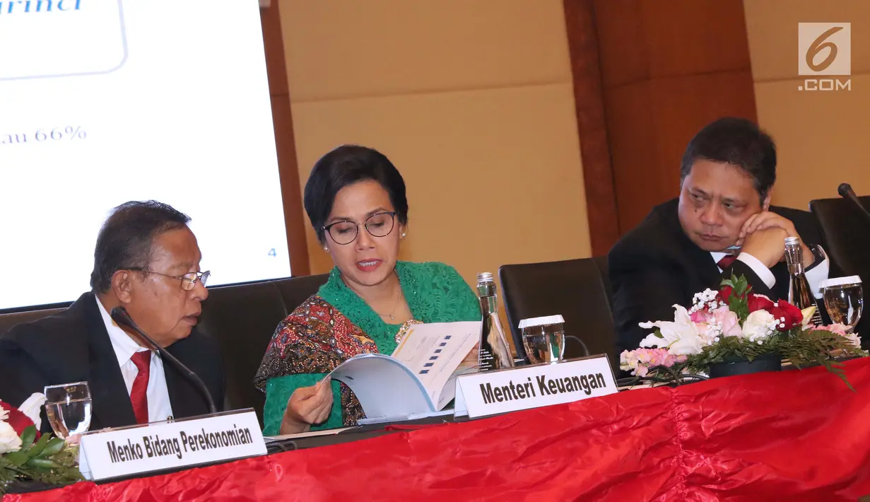 Menko Perekonomian Darmin Nasution (kiri) bersama Menteri Keuangan Sri Mulyani (tengah) saat menyampaikan Rencana Kerja Pemerintah dan Nota Keuangan serta RAPBN 2020 di Jakarta, Jumat (16/8/2019). Sejumlah menteri terkait ikut hadir dalam penyampaian tersebut. (Liputan6.com/Helmi Fithriansyah)