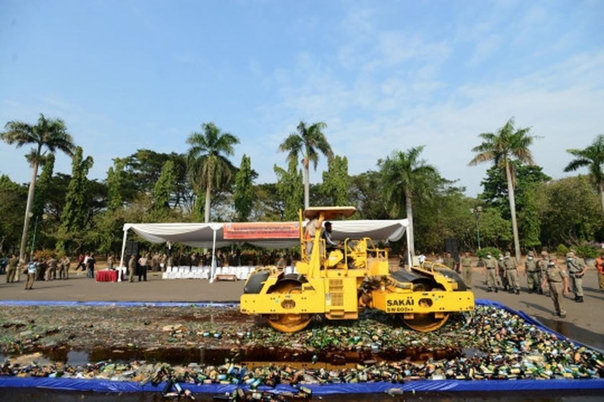 Pemusnahan 11.321 botol miras ilegal di Monas