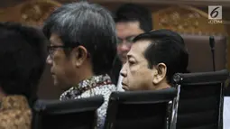 Ketua DPR Setya Novanto (kanan) mengikuti sidang kasus korupsi e-KTP di Pengadilan Tipikor Jakarta, Jumat (3/11). Dalam sidang tersebut, beberapa kali Setnov mengaku lupa saat ditanya hakim maupun jaksa penuntut umum. (Liputan6.com/Helmi Afandi)