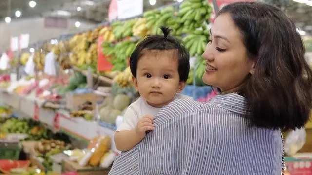 Artis Cantik Ini Ajak Anak Belanja di Pasar (sumber: instagram/atiqahhasiholan)