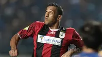 Pemain Persipura Jayapura, Addison Alves de Olivera saat melawan Persib Bandung pada laga Liga 1 2017 di GBLA, (7/5/2017). (Bola.com/Nicklas Hanoatubun)