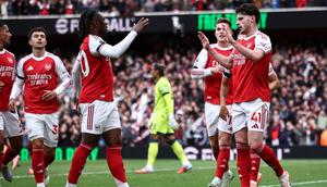 Gelandang Arsenal, Declan Rice (kanan), merayakan gol yang dicetaknya ke gawang West Ham United dalam laga lanjutan Premier League 2025/2026 di Emirates Stadium, Sabtu (4/10/2025) malam WIB. (HENRY NICHOLLS / AFP)