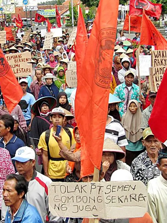 Ribuan warga Kebumen penolak pabrik semen berdemonstrasi menolak pabrik semen dan penambangan pegunungan karst. (Foto: Liputan6.com/Perpag Kebumen/Muhamad Ridlo)