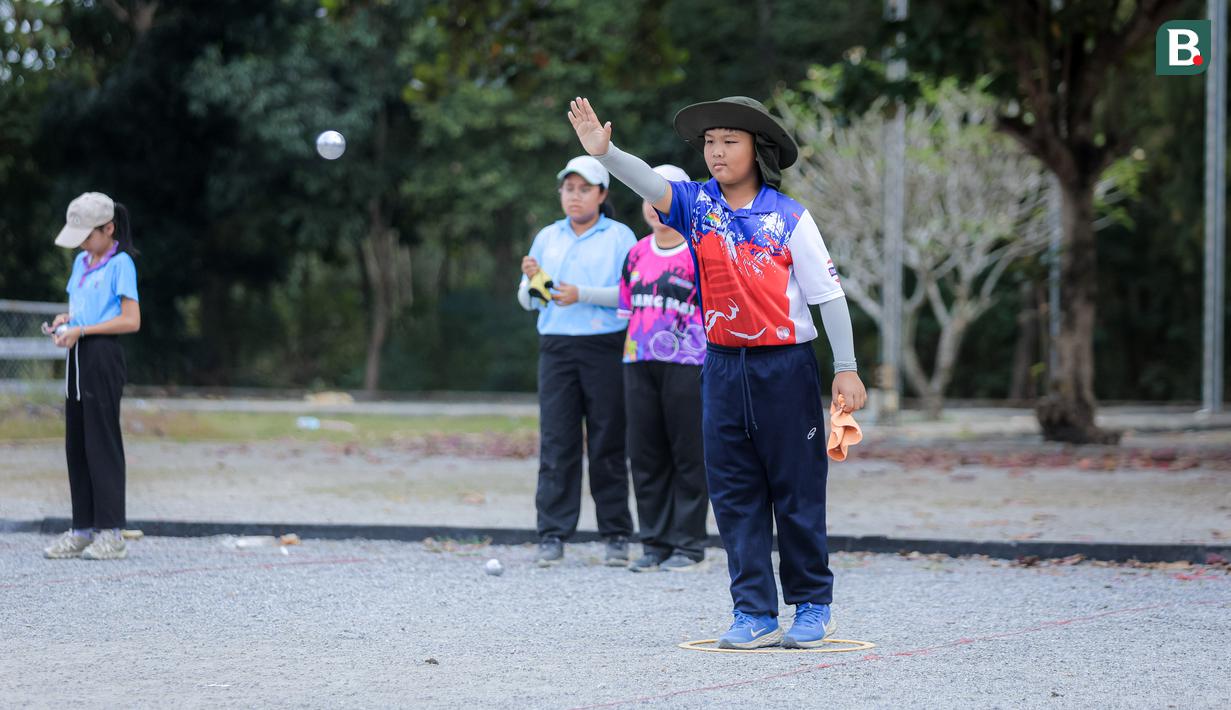 Seorang anak yang sedang bermain olahraga Petanque di Lapangan Latih Dua Kompleks 700th Anniversary of Chiang Mai Stadium, Kamis (11/12/2025).