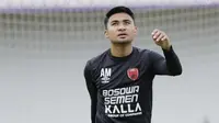 Pemain PSM Makassar, Asnawi Mangkualam, saat sesi latihan jelang laga Shopee Liga 1 di Stadion Sport Center Tangerang, Kamis, (5/3/2020). PSM Makassar akan berhadapan dengan Persita Tangerang. (Bola.com/M Iqbal Ichsan)