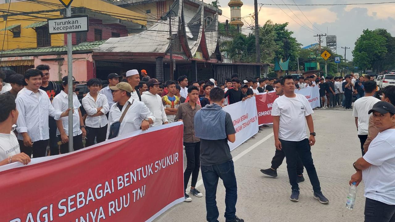 Masyarakat di Medan Berbagi Takjil Rayakan Pengesahan RUU TNI Jadi Undang-Undang