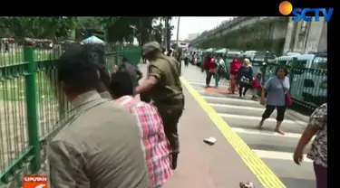 Aksi tarik-tarikan barang juga terjadi. Petugas Satpol PP bahkan harus berlari kencang mengejar sejumlah pedagang kaki lima.