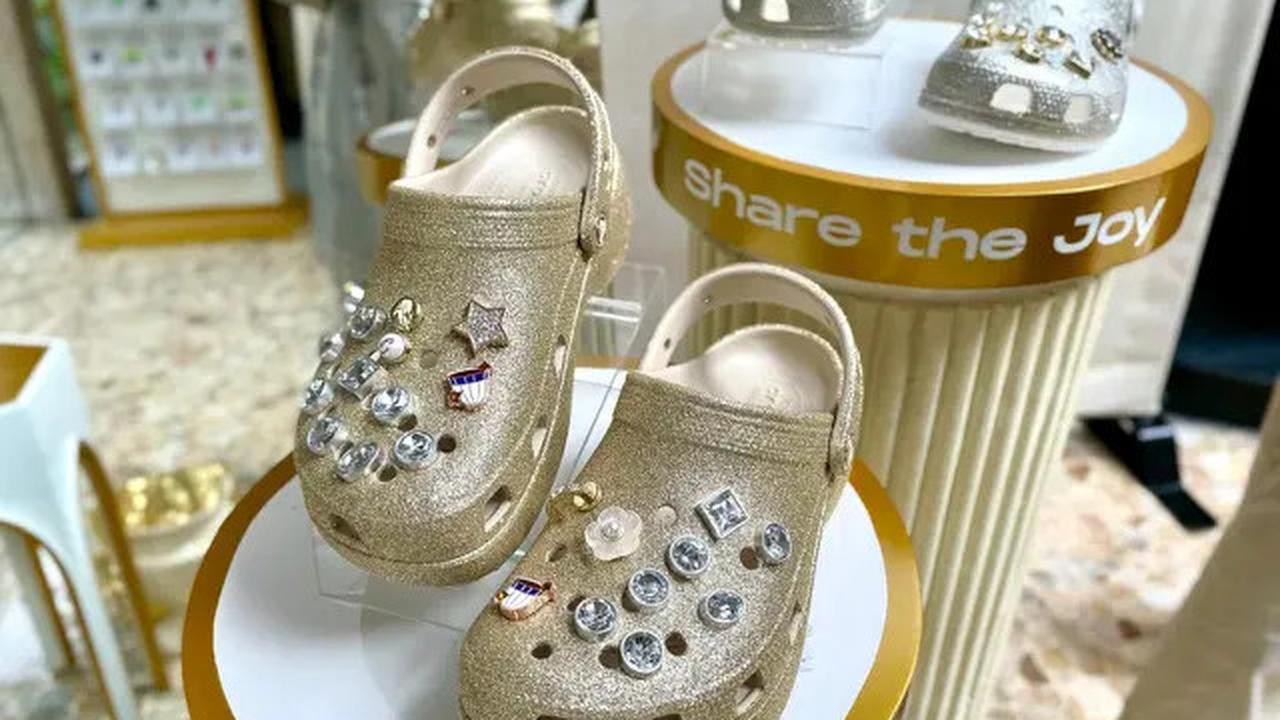 Era Shimmer Belum Berakhir! Intip Gaya Modest Lebaran ala Naura Ayu dengan Crocs