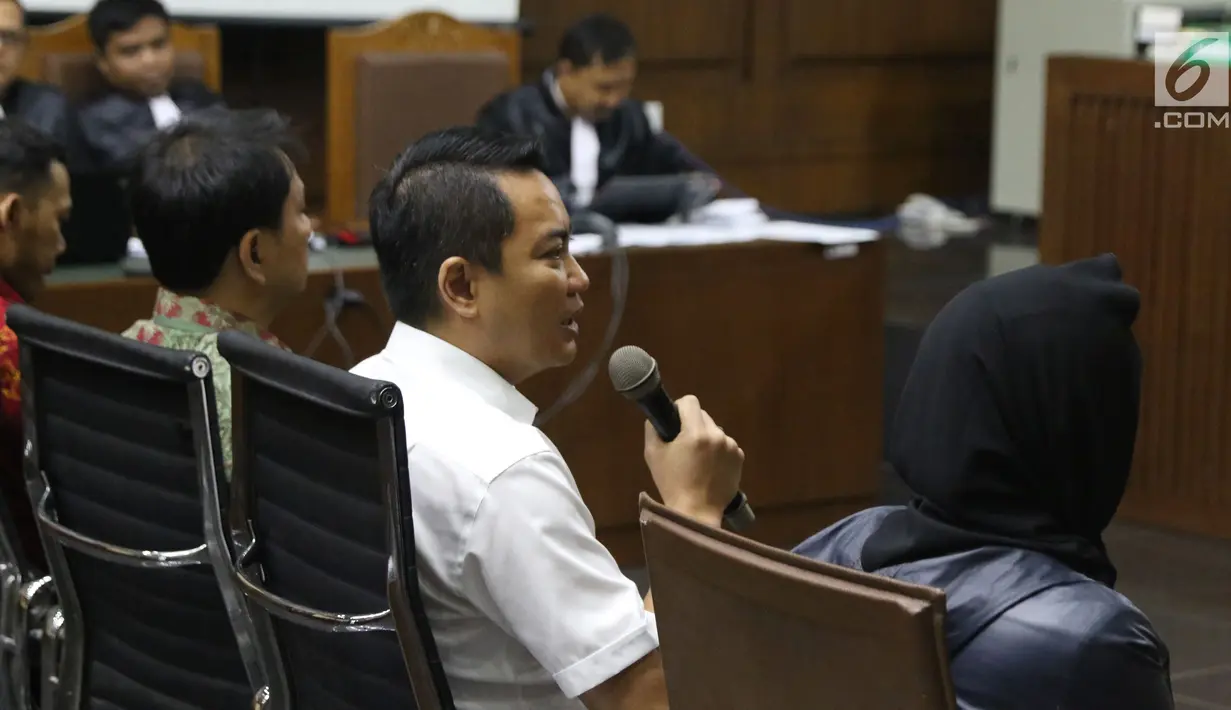 Terdakwa dugaan suap Bakamla, Fayakhun Andriadi menjawab pertanyaan saat bersaksi sidang lanjutan korupsi pengadaan e-KTP dengan terdakwa Irvanto H Pambudi dan Made Oka Masagung di Pengadilan Tipikor, Jakarta, (2/10). (Liputan6.com/Helmi Fithriansyah)