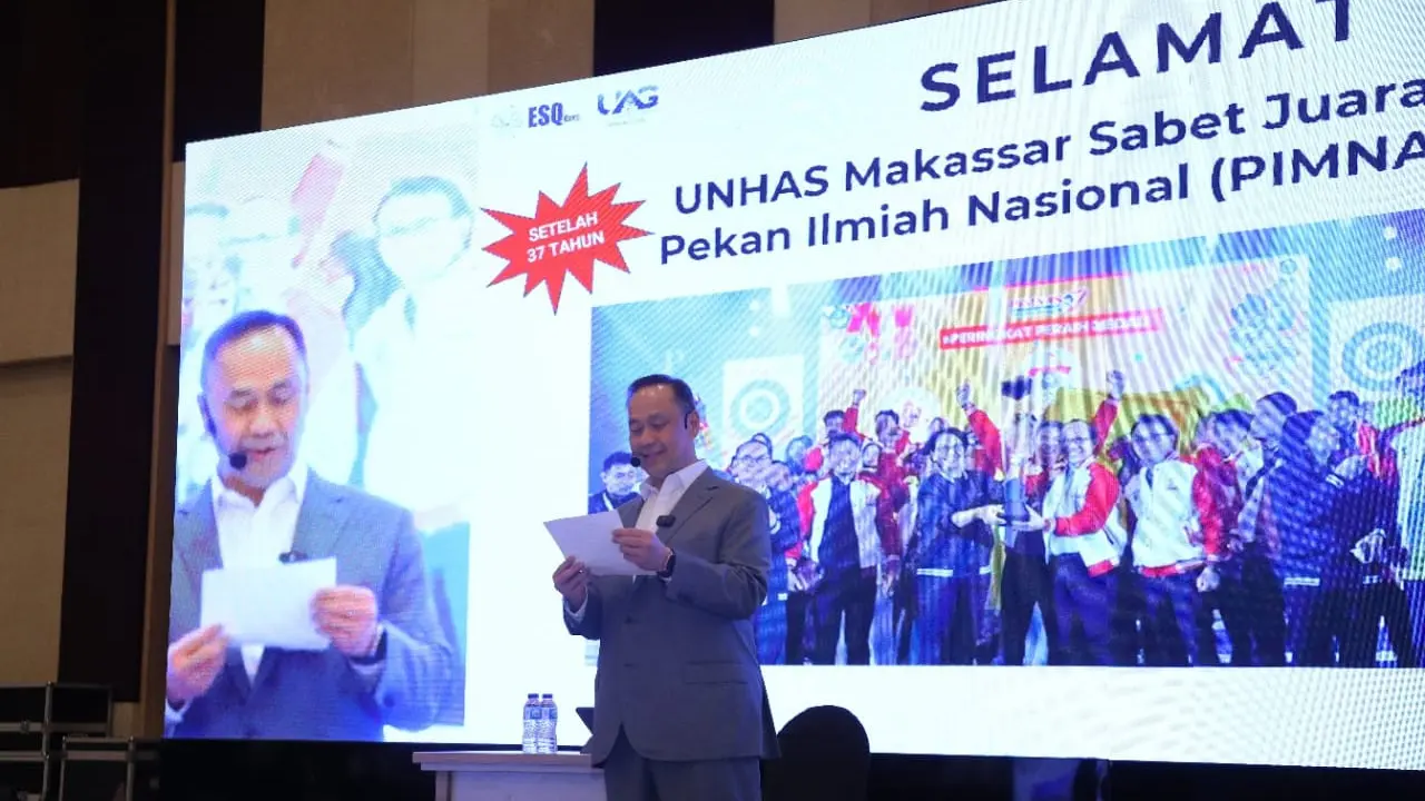 Pendiri ESQ Corp, Dr. (H.C) Ary Ginanjar Agustian saat memberikan Training Transformative Leadership Program untuk 400 Pimpinan dan Civitas Akademik Universitas Hasanuddin (Unhas) dengan tema "Menemukan Keseimbangan Intelektual, Spiritual, dan Emosional d