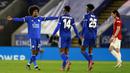 Para pemain Leicester City merayakan kemenangan 3-1 atas Manchester United usai berakhirnya laga perempatfinal Piala FA 2020/2021 di King Power Stadium, Minggu (21/3/2021). Leicester City lolos ke babak semifinal. (AP/Ian Walton/Pool)