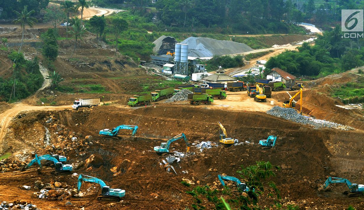Alat berat mengerjakan proyek pembangunan Bendungan Ciawi di Desa Gadog, Bogor, Jawa Barat, Kamis (22/08/2019). Bendungan Ciawi dibangun untuk mengendalikan banjir di kawasan DKI Jakarta. (Merdeka.com/Arie Basuki)