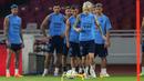 <p>Sejumlah pemain Timnas Argentina memperhatikan rekan satu timnya, Alejandro Garnacho, saat sesi latihan resmi menjelang laga FIFA Matchday melawan Timnas Indonesia di Stadion Utama Gelora Bung Karno (SUGBK), Jakarta, Minggu (18/06/2023). (Bola.com/Bagaskara Lazuardi)</p>