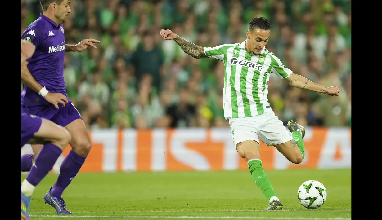 Pemain Real Betis, Antony berusaha melepaskan tembakan ke gawang Fiorentina dalam laga leg 1 semifinal Conference League 2024/2025 di Benito Villamarin Stadium, Sevilla, Spanyol, Kamis (01/05/2025) waktu setempat. (AP Photo/Jose Breton)