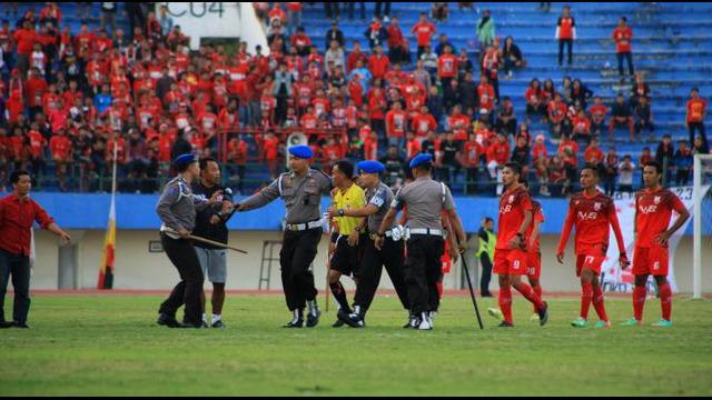 Aris Budi Sulistyo pelatih tim Persis Solo melakukan aksi tak terpuji dengan menanduk wajah hakim garis saat pertadingan Piala Kemerdekaan Grup C melawan Persinga Ngawi di Stadion Manahan, Kamis (20/8/2015) sore. (Sumber Solopos TV)
