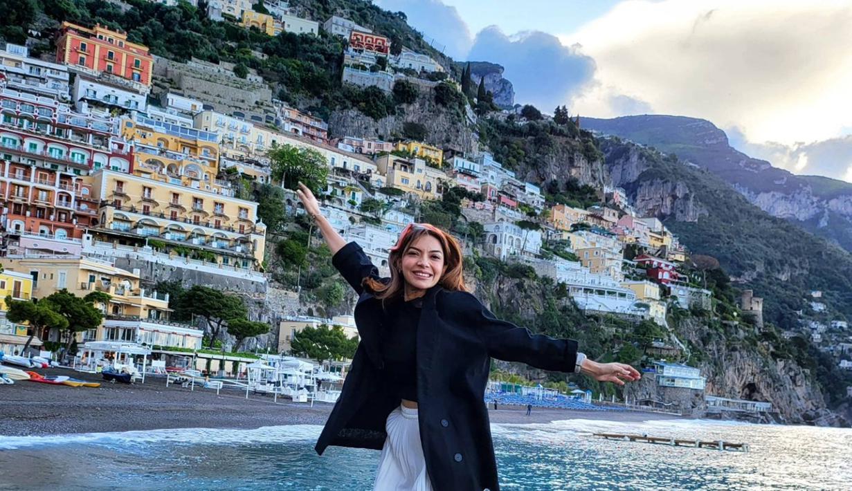Setelah sebelumnya dari Belanda, momen liburan ini masih berlanjut ke Italia. Beberapa tempat yang ia kunjungi ini terlihat menarik dan menjadi salah satu destinasi wisata banyak selebriti Indonesia bila ke Italia. Dalam potretnya, sosok Najwa Shihab tampil menawan dengan gaya stylishnya. (Liputan6.com/IG/@najwashihab)