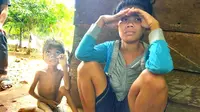 Bocah penderita gizi buruk di Buton Tengah, La Rungge (6) dan ibunya Wa Lani (23).(Liputan6.com/Ahmad Akbar Fua)