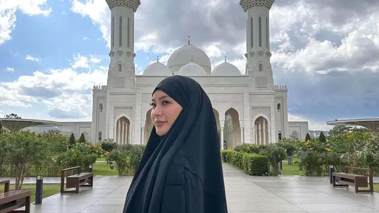 7 Potret Kae Asakura 'Rae Lil Black' Berhijab Usai Masuk Islam, Anggun Pakai Abaya