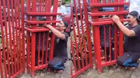 Viral bocah terjebak di dalam teralis besi (Sumber: Twitter/jawashitpost)