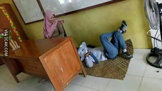 6 Ekspresi Senyum Lebar Guru Lihat Murid Tidur Ini Kocak