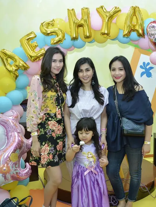 Nah, kalau yang satu ini adalah saat perayaan ulang tahun Aeshya, anak Nisya Ahmad dan sang suami. Tampak Gigi dan Syahnaz turut hadir meramakaikan acara tersebut. (Instagram/nissyaa)