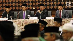 Menteri Agama Lukman Hakim Saifuddin memimpin jalannya Sidang Isbat di Kementerian Agama, Jakarta, Jumat (26/5). Selain itu sidang juga dihadiri perwakilan dari 22 negara-negara sahabat dan sejumlah tokoh Islam. (Liputan6.com/JohanTallo)