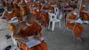 Sejumlah Biksu Buddha memakai masker untuk membantu melindungi diri dari virus corona, mengikuti tes bahasa Pali liturgi di Wat Molilokayaram di Bangkok, Thailand, Kamis (20/1/2022). (AP Photo/Sakchai Lalit)