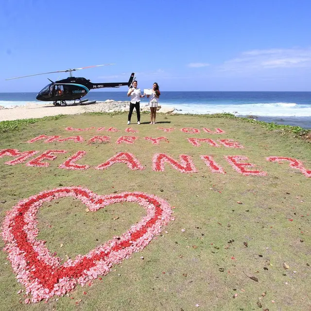 Melanie Putria dilamar kekasihnya, Aldico Sapardan, di atas helikopter (https://www.instagram.com/p/CStePo1lsT3/)