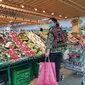 Mayangsari sedang berbelanja sayur dan buah sambil menenteng tas belanja merek Gucci (Dok,Instagram/@mayangsaritrihatmodjoreal/https://www.instagram.com/p/B-mREtfAm8J/Komarudin)