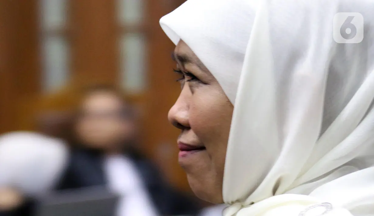 Gubernur Jatim, Khofifah Indar Parawansa usai menjadi saksi pada sidang lanjutan dugaan suap jual-beli jabatan di lingkungan Kemenag dengan terdakwa M Romahurmuziy di Pengadilan Tipikor Jakarta, Rabu (11/12/2019). Sidang beragenda keterangan saksi. (Liputan6.com/Helmi Fithriansyah)
