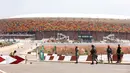 Sejumlah tentara Kamerun berpatroli di pintu masuk Stadion Olembe yang terletak di Yaounde, pada 7 Januari 2022. Stadion yang berkapasitas 60.000 penonton tersebut rencananya akan digunakan untuk venue pembukaan Piala Africa 2021. (AFP/Kenzo Tribouillard).