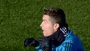 Penyerang Real Madrid, Cristiano Ronaldo berusaha mengontrol bola dengan kepalanya saat sesi latihan di  Valdebebas Sport City, Madrid (5/12). Madrid akan bertanding melawan Borussia Dortmund pada grup H Liga Champions. (AFP/Pierre-Philippe Marcou)