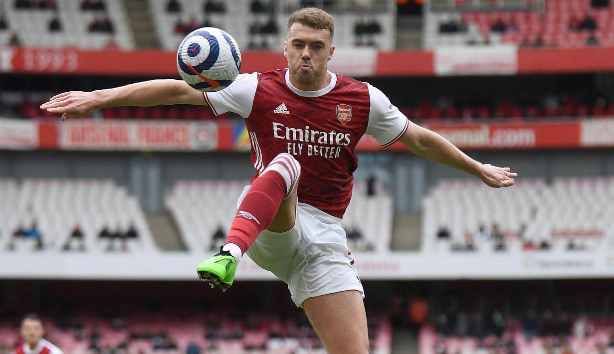 <p>Calum Chambers. Bek tengah Inggris berusia 27 tahun ini didatangkan Arsenal dari Southampton pada awal musim 2012/2013 dengan nilai transfer 20,23 juta euro. Sempat mendapat tempat di awal kedatangannya, akhirnya ia harus rela dipinjamkan ke beberapa klub hingga akhir musim 2018/2019. Usai kembali dari masa peminjaman, nyatanya ia masih belum mampu menembus skuat utama akibat kalah bersaing dengan dua pendatang baru, Gabriel Magalhaes dan Ben White. Pada Januari 2022 ia sepakat memutus kontrak untuk berlabuh bersama Aston Villa. (AFP/Pool/Neil Hall)</p>
