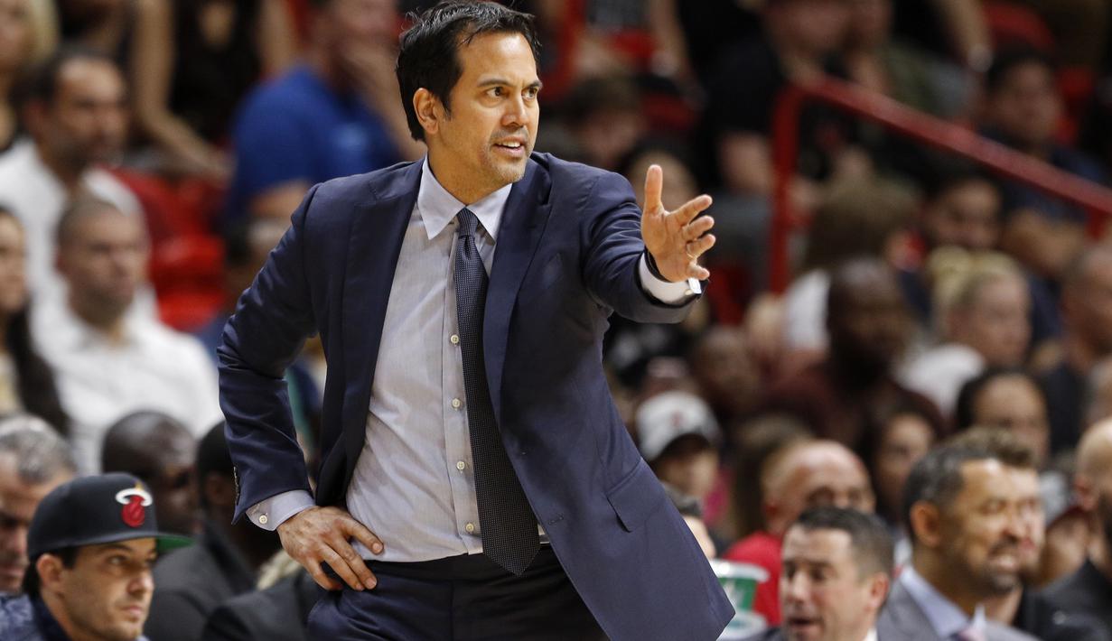 Gaya pelatih Miami Heat, Erik Spoelstra memberikan instruksi kepada anak asuhnya saat melawan Detroit Pistons pada laga NBA di American Airlines Arena, Miami, (01/01/2017). Pistons menang 107-98. (AP/Joe Skipper)