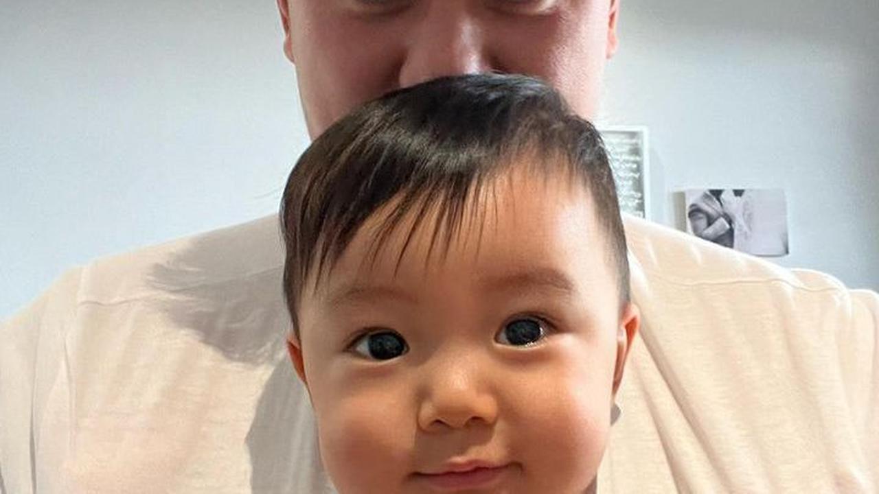Potret Chef Arnold dan Baby Timo. Tampak Chef Arnold menggendong putra keduanya.