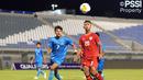 Pemain Timnas Indonesia U-17, Muhammad Aldyansyah Taher (kanan) berusaha mengontrol bola dibayangi pemain Kepulauan Mariana Utara, Aiden Camacho pada laga Grup G Kualifikasi Piala Asia U-17 yang berlangsung di Abdullah Alkhalifa Alsabah Stadium, Mishref, Kuwait, Jumat (25/10/2024) WIB. (Dok. PSSI)