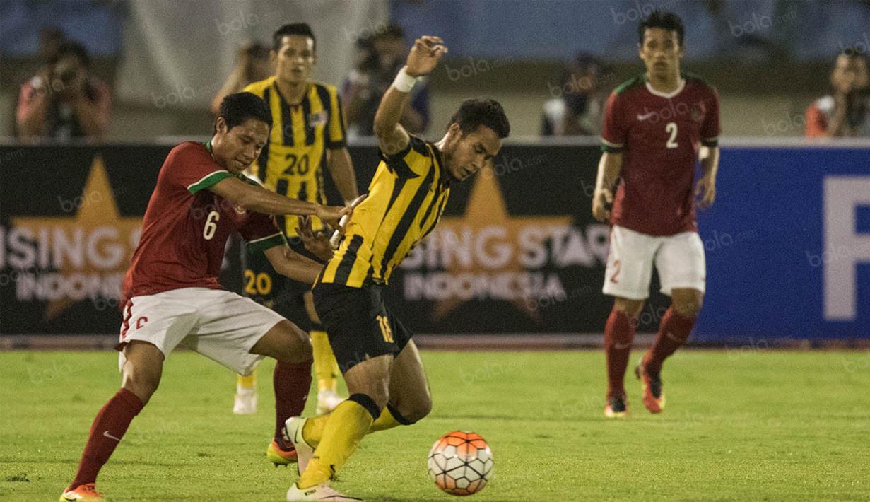 Gelandang Indonesia, Evan Dimas, berusaha merebut bola dari gelandang Malaysia, Zack Haikal. Pertandingan ini merupakan laga perdana Indonesia pasca terbebas dari sanksi FIFA, Selasa (6/9/2016). Indonesia menang 3-0. (Bola.com/Vitalis Yogi Trisna)